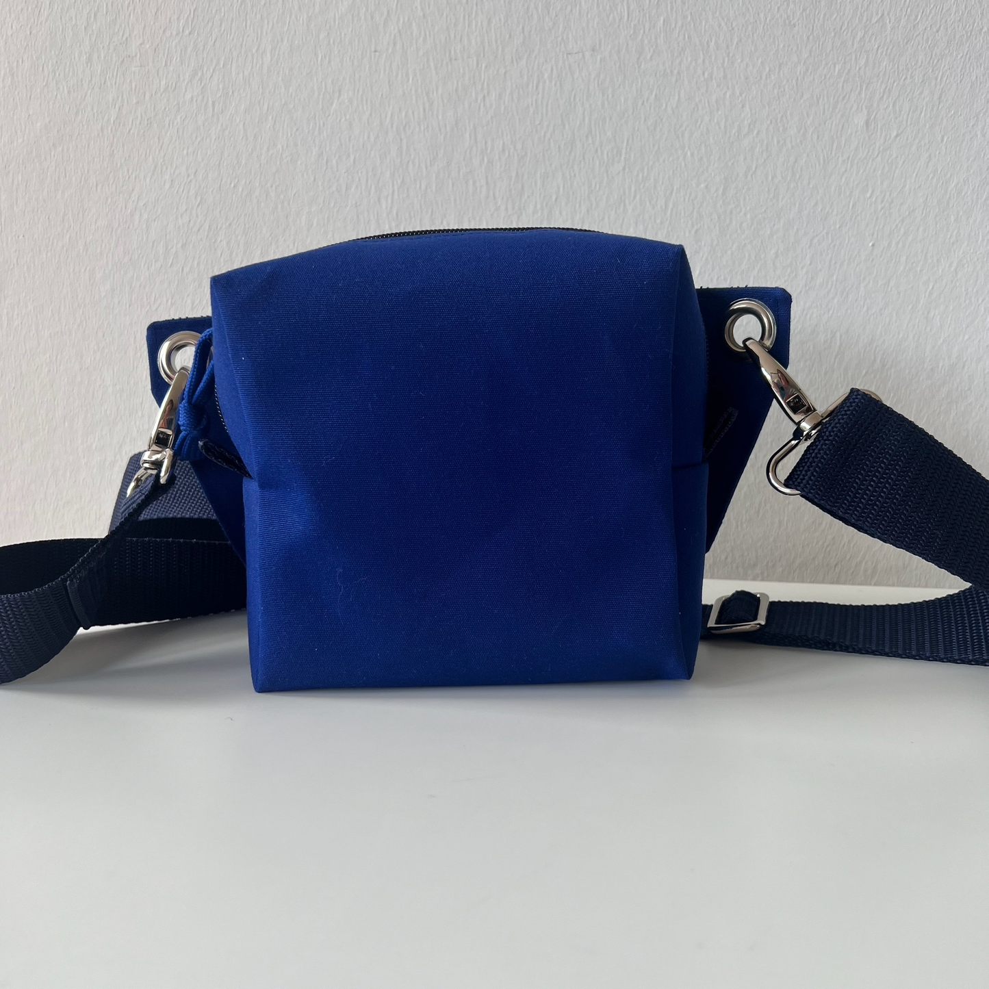 Umhängetasche "22" - blau mit dunkelblauem Gurt