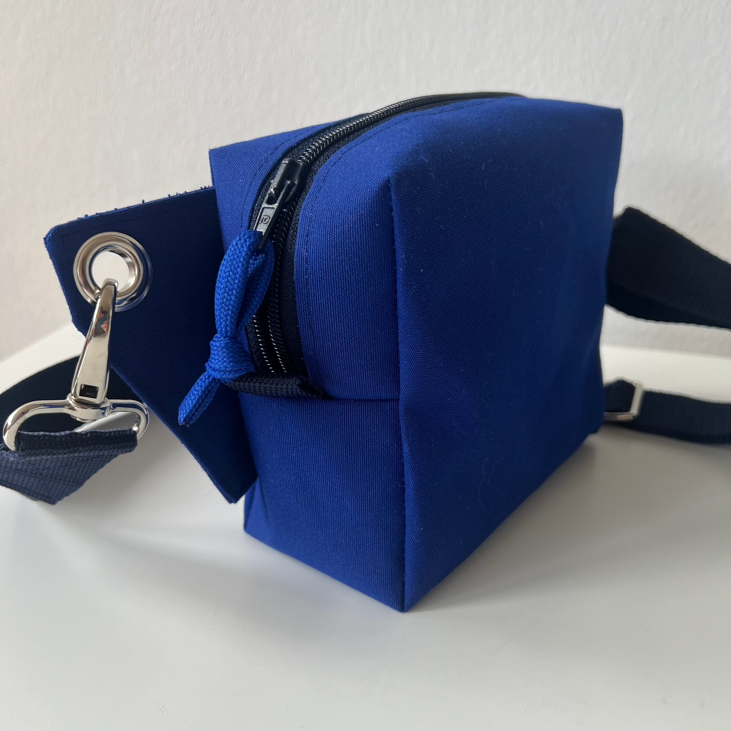 Umhängetasche "22" - blau mit dunkelblauem Gurt