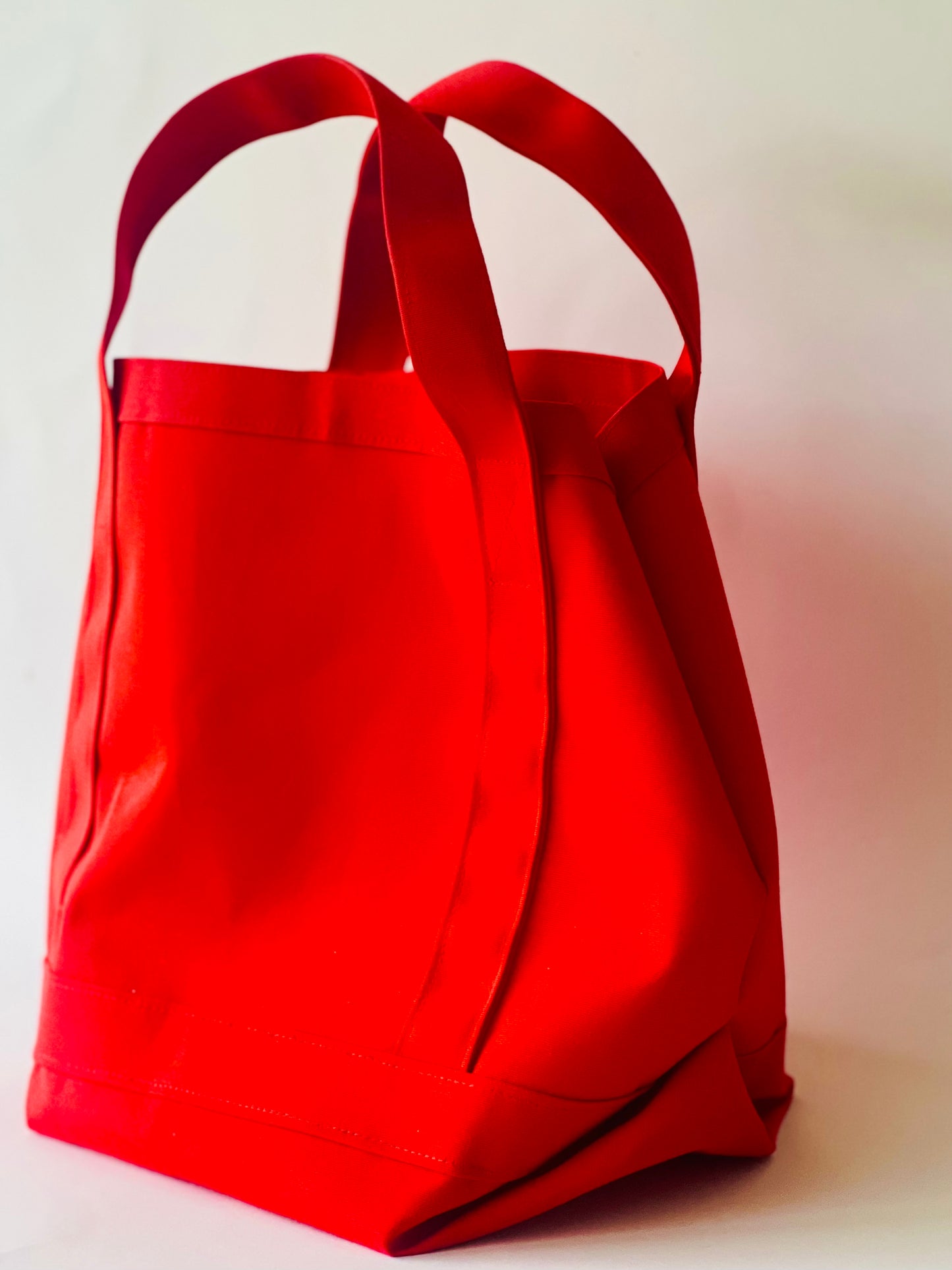Shopper aus rotem Persenningstoff