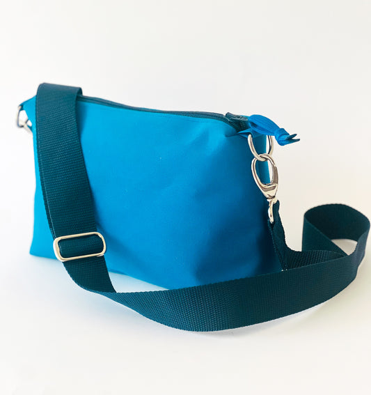 Umhängetasche aus blauem Persenningstoff