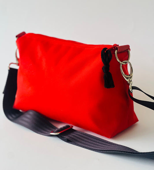 Umhängetasche aus rotem Persenningstoff