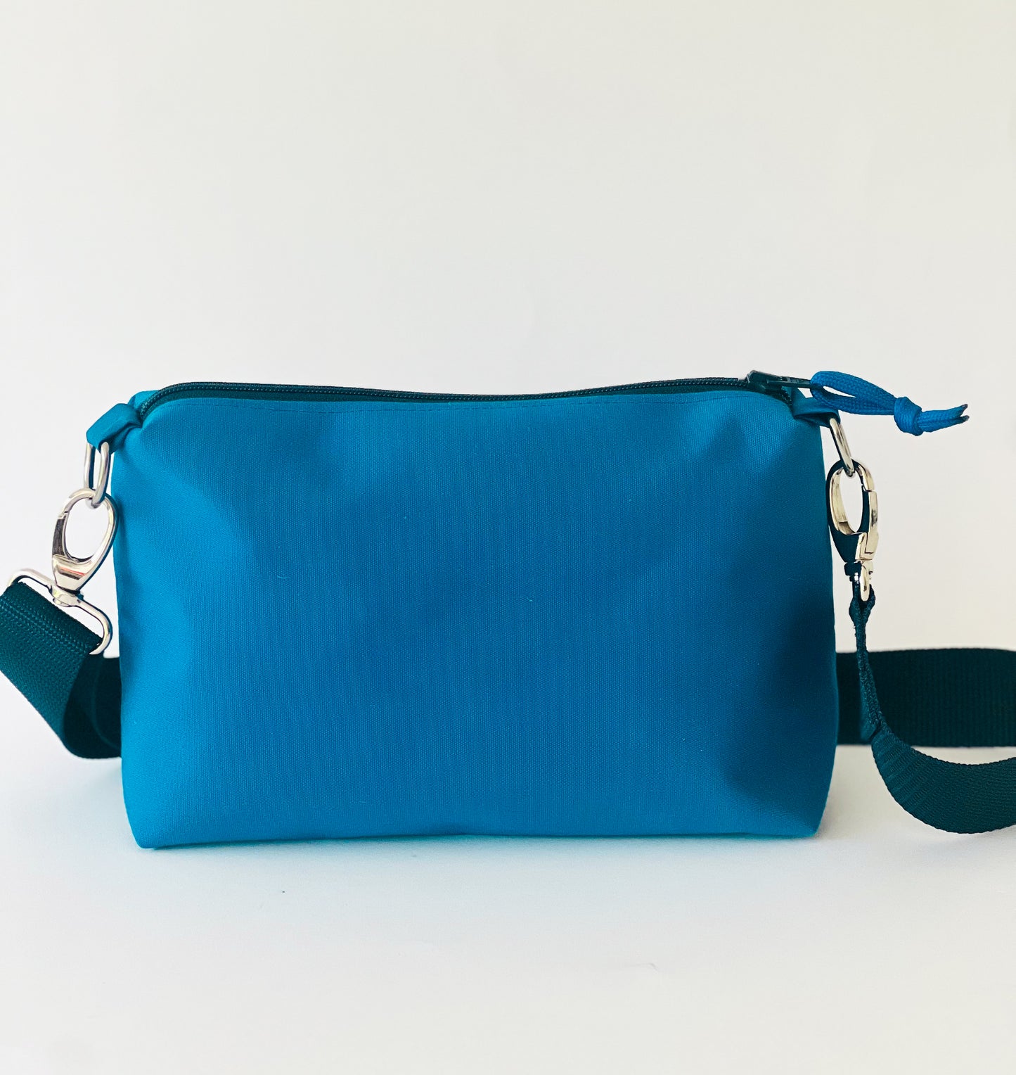 Umhängetasche aus blauem Persenningstoff