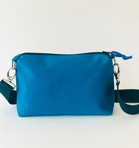 Umhängetasche aus blauem Persenningstoff