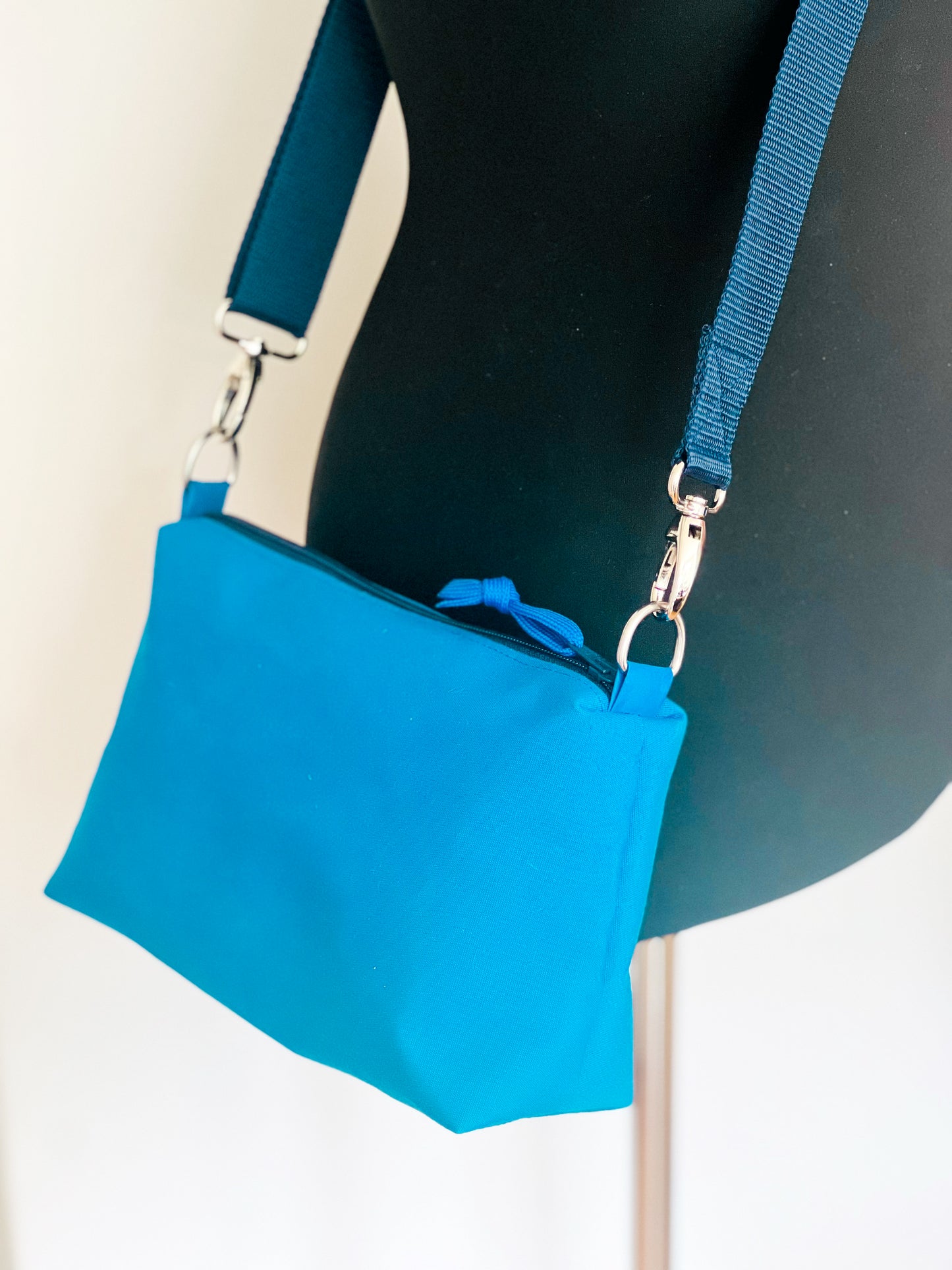 Umhängetasche aus blauem Persenningstoff